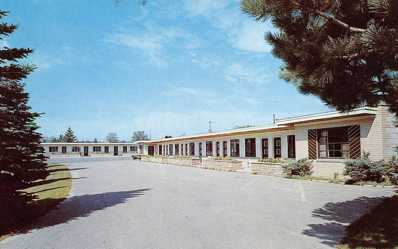 Big Bear Lodge (Burks Motel, Van-D Motel) - Old Postcard (newer photo)